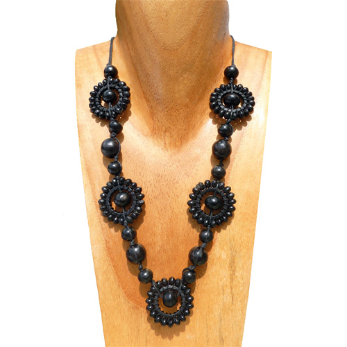 Collier en bois original entirement noir modle Soleil anneaux et perles artisanat