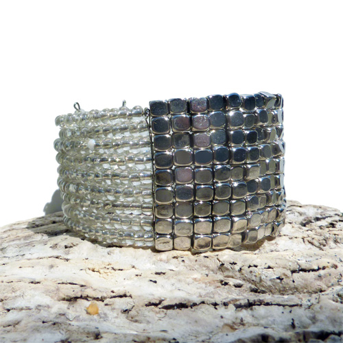 bracelet original manchette en perles de rocaille transparentes et perles métal couleur argent