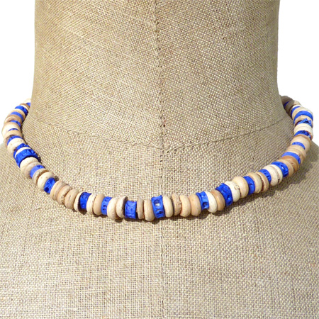 collier surf beige et bleu en noix de coco et vertbres de poisson artisanat balinais